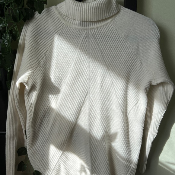 White Turtleneck Sweater (S) - Picture 2 of 6